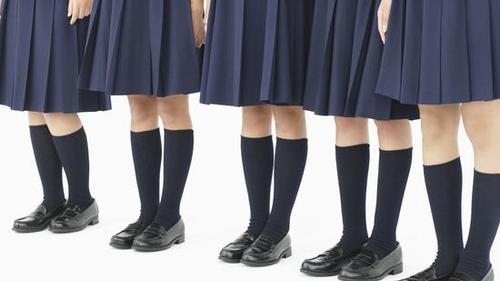 穿长裤太热？英国一所中学鼓励男生穿裙子上学