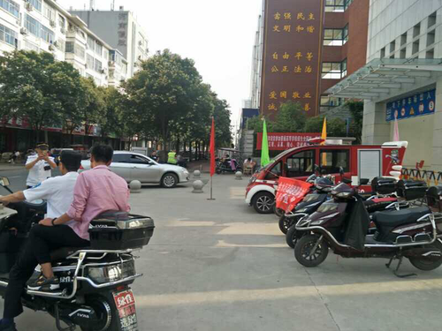 郑州一名考生提前两小时到考点 发现忘带准考证