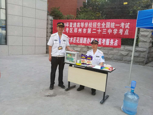 郑州一名考生提前两小时到考点 发现忘带准考证