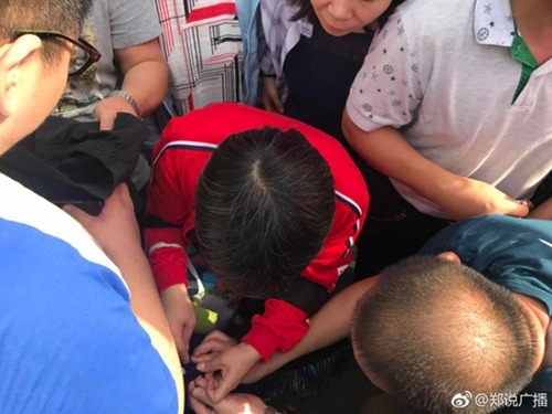 河南一考生证件锁口袋撕衣赶考?考点辟谣:着装不符