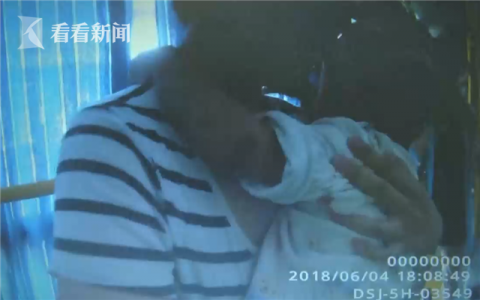 男婴躺地上哭妈妈却不管?旁人报警一查真是母子