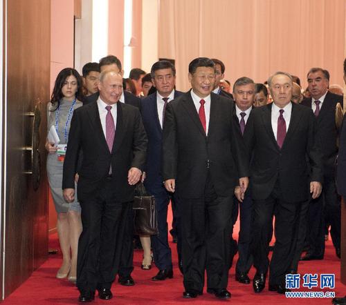 6月9日，国家主席习近平在青岛国际会议中心举行宴会，欢迎出席上海合作组织青岛峰会的外方领导人。这是习近平同贵宾们共同步入宴会厅。新华社记者李学仁摄