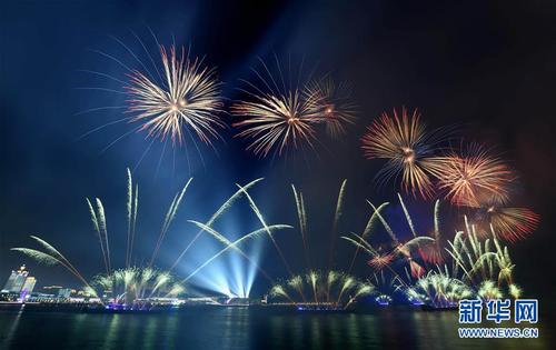 　　6月9日至10日，上海合作组织青岛峰会在山东青岛召开。这是9日晚在青岛举行的《有朋自远方来》灯光焰火艺术表演。 新华社记者马宁摄