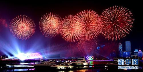 　　6月9日至10日，上海合作组织青岛峰会在山东青岛召开。这是9日晚在青岛举行的《有朋自远方来》灯光焰火艺术表演。 新华社记者燕雁摄