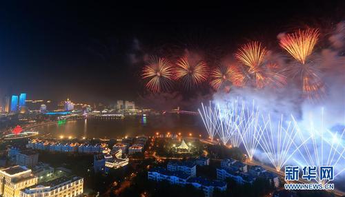 　　6月9日至10日，上海合作组织青岛峰会在山东青岛召开。这是9日晚在青岛举行的《有朋自远方来》灯光焰火艺术表演1。 新华社发（王南 摄）