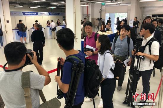多国媒体记者陆续抵达媒体中心等待注册,领取记者证。 刘震 摄 点击进入下一页