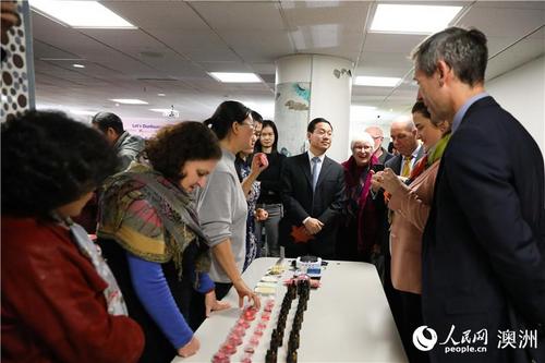 中国侨网敦煌色系口红作坊吸引众多新西兰嘉宾（摄影 张健勇）