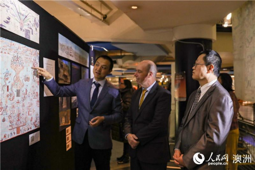 敦煌研究院文化创意研究中心副主任陈海涛向新西兰国会议员介绍敦煌壁画寓意（摄影 张健勇）