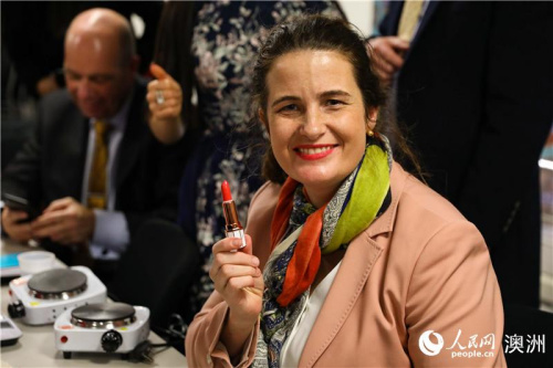 新西兰国会议员尼古拉·威利斯体验敦煌色系口红制作（摄影 张健勇）