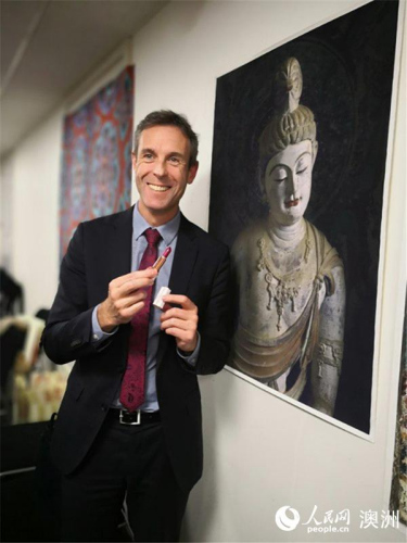 新西兰文化和遗产部首席执行官保罗·詹姆斯对比神奇的敦煌色彩（摄影 张健勇）