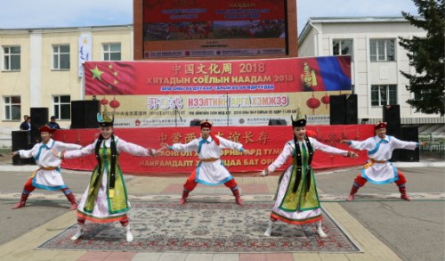 精彩的文艺演出。 精彩的文艺演出。