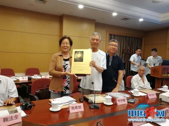 中国侨网图为一战华工孙干的第三代后裔孙肇永（左一）、孙光隆（左二）以及第四代后裔孙伟（右一）。　孙婷婷　摄