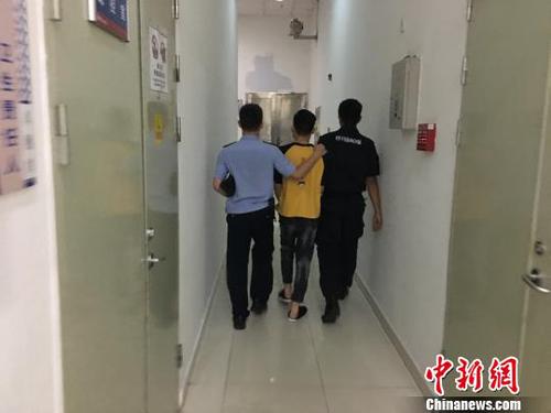 网上逃犯找民警询问车次“露马脚”被刑事羁押