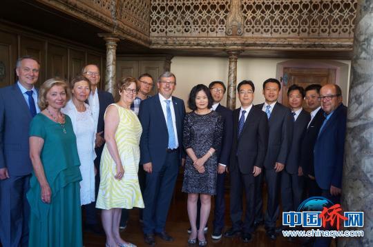 中国侨网图为宁德市副市长杨方与施佩尔市市长艾格尔（一排左三）合影。　宁德市外侨办 供图