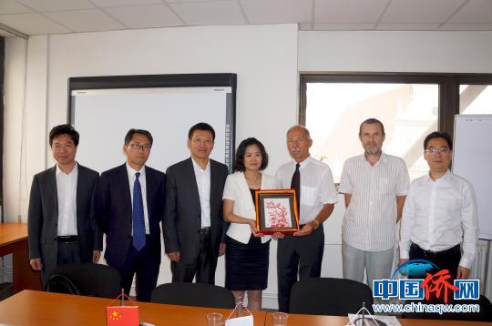 图为宁德市副市长杨方与特尔纳瓦市工商联主席科瓦合影。　宁德市外侨办 供图 摄