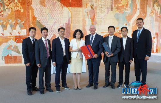 图为宁德市副市长杨方(左四)与沃尔姆斯市市长基塞尔(右四)互赠礼品。　宁德市外侨办 供图 摄