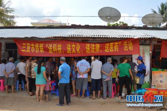 中国侨网侨界群众踊跃参与活动。　琼芬　摄