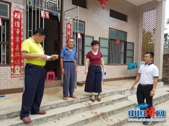 中国侨网琼海市外事侨务办公室深入该市大路镇开展帮扶工作。　琼芬　摄
