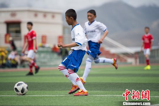 图为高原爱心足球赛现场。　何蓬磊 摄