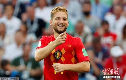 下半场开场2分钟,比利时队迅速打破僵局。是时他们的边路传中被破坏,默滕斯禁区角拿球一脚凌空抽射轰出电梯球飞入球门,比利时1-0领先。图为默滕斯进球后庆祝。 点击进入下一页