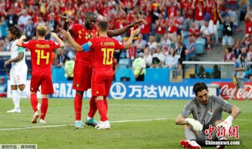 北京时间6月18日晚,俄罗斯世界杯小组赛G组首轮比利时与巴拿马的较量在索契打响。上半场,比利时队多次浪费破门良机,双方互交白卷。下半时,比利时队凭借默滕斯的凌空抽射和卢卡库的梅开二度,3-0完胜巴拿马队。 点击进入下一页