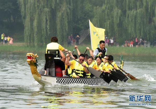 6月18日，龙舟队员在北京圆明园遗址公园举行的龙舟展演活动上划龙舟。