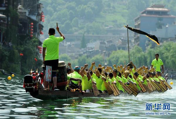 6月18日，在贵州省黔东南苗族侗族自治州镇远县㵲阳河上，当地群众在传统龙舟赛上赛龙舟。