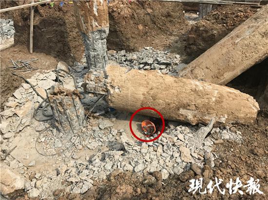 倒塌的桩子砸到了工人。可以看到，柱子里面是黄土。 本文图均为 现代快报 图