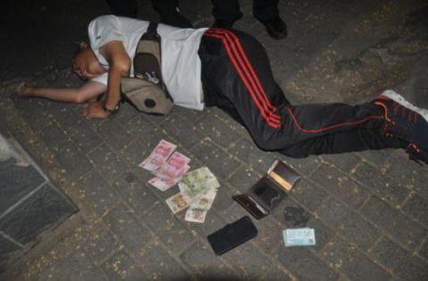 男子醉倒路边4000多元现金散落 不停念叨输球了