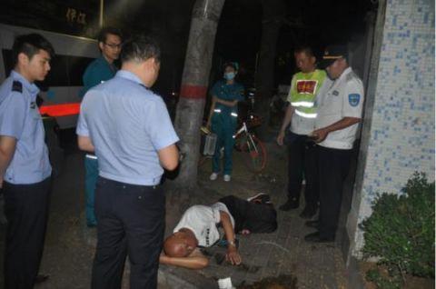 男子醉倒路边4000多元现金散落 不停念叨输球了