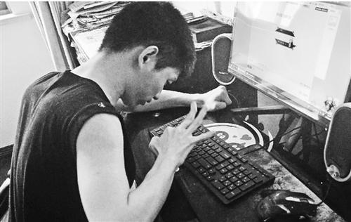 脑瘫小伙用一根手指写玄幻小说9年敲出210万字(图)