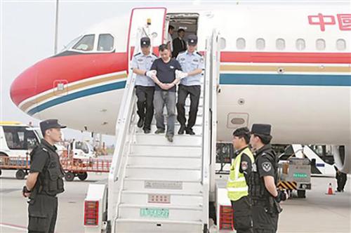 红通人员王颀谈异地投案:若途中被抓就不算自首了