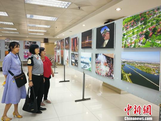 图为菲律宾华裔在参观《新凯嘉杯“安平古镇·海丝名城”摄影作品展》。主办方供图