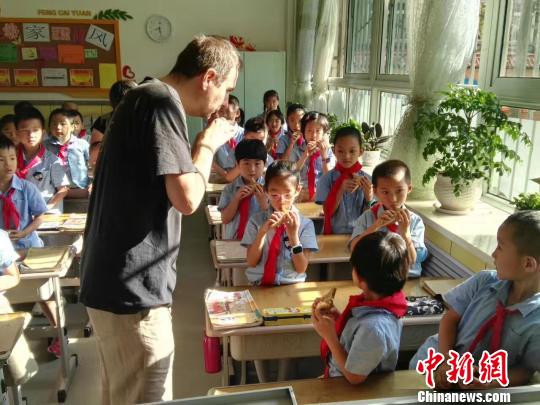图为意大利陶笛演奏家Fabio指导学生们吹奏陶笛。(资料图)兰州市中山小学提供