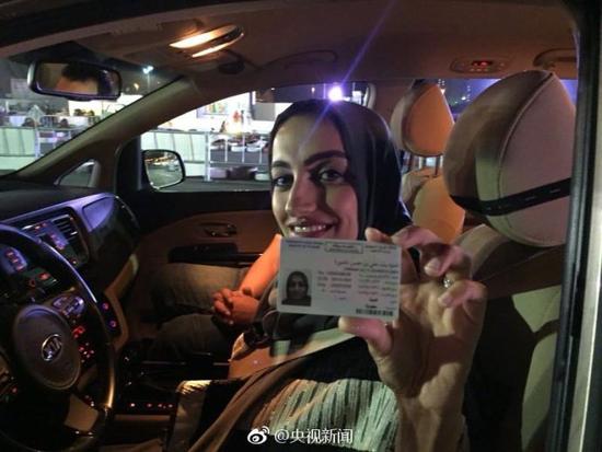 沙特开放女性驾车 全球唯一女性驾车禁令成为历史