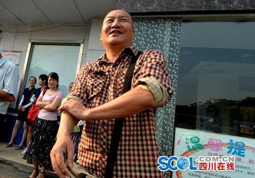 51岁高考钉子户第22次高考总分469 明年再来