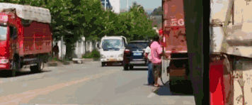 贵阳黑加油车路边肆意卖油 每月交6000保护费