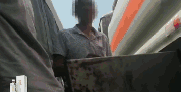 贵阳黑加油车路边肆意卖油 每月交6000保护费