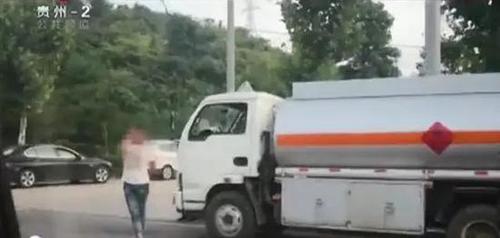 贵阳黑加油车路边肆意卖油 每月交6000保护费