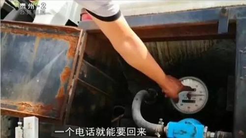贵阳黑加油车路边肆意卖油 每月交6000保护费