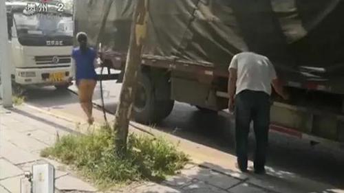 贵阳黑加油车路边肆意卖油 每月交6000保护费