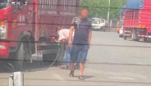贵阳黑加油车路边肆意卖油 每月交6000保护费