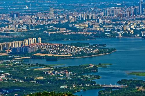 这是从东莞大岭山森林公园茶山顶上俯瞰东莞厚街镇(资料照片)。 新华社发