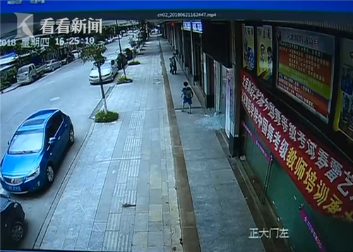 66ecbaa1bb5850575d20e70f8398b68a.png 熊孩子把玻璃门当玩具撞碎 家长却视而不见走掉