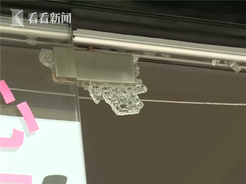 8fce98e92c322a8f755434f03662f7e6.png 熊孩子把玻璃门当玩具撞碎 家长却视而不见走掉
