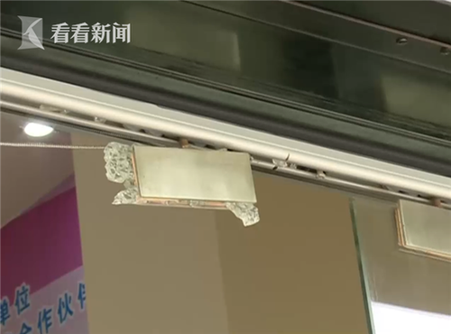 6282697015a85f307852cd15649e6b1c.png 熊孩子把玻璃门当玩具撞碎 家长却视而不见走掉