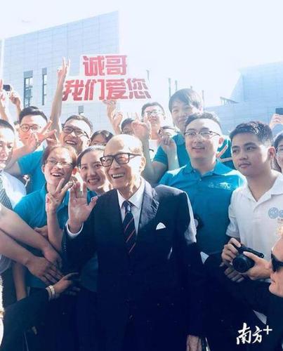 李嘉诚携子李泽楷抵汕头大学 将出席学校毕业典礼