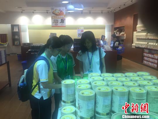曾咏琳(中)等同学与老师唐咏贤(右一)在惠州南旋集团劲家庄健康食品有限公司参观 宋秀杰 摄