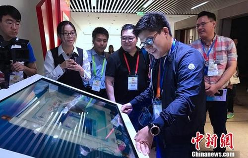 香港各界青年参观中科院创新成果展团长霍启刚直言“震撼”