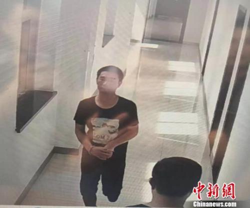 贩毒嫌疑人庭审中跳楼逃脱法院：涉事执勤法警停职